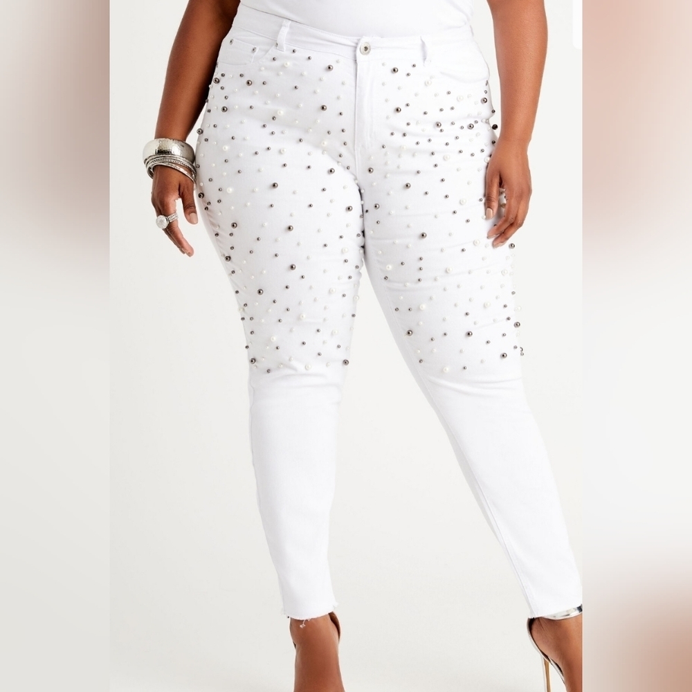 #250 💥Pearl accented skinny jeans